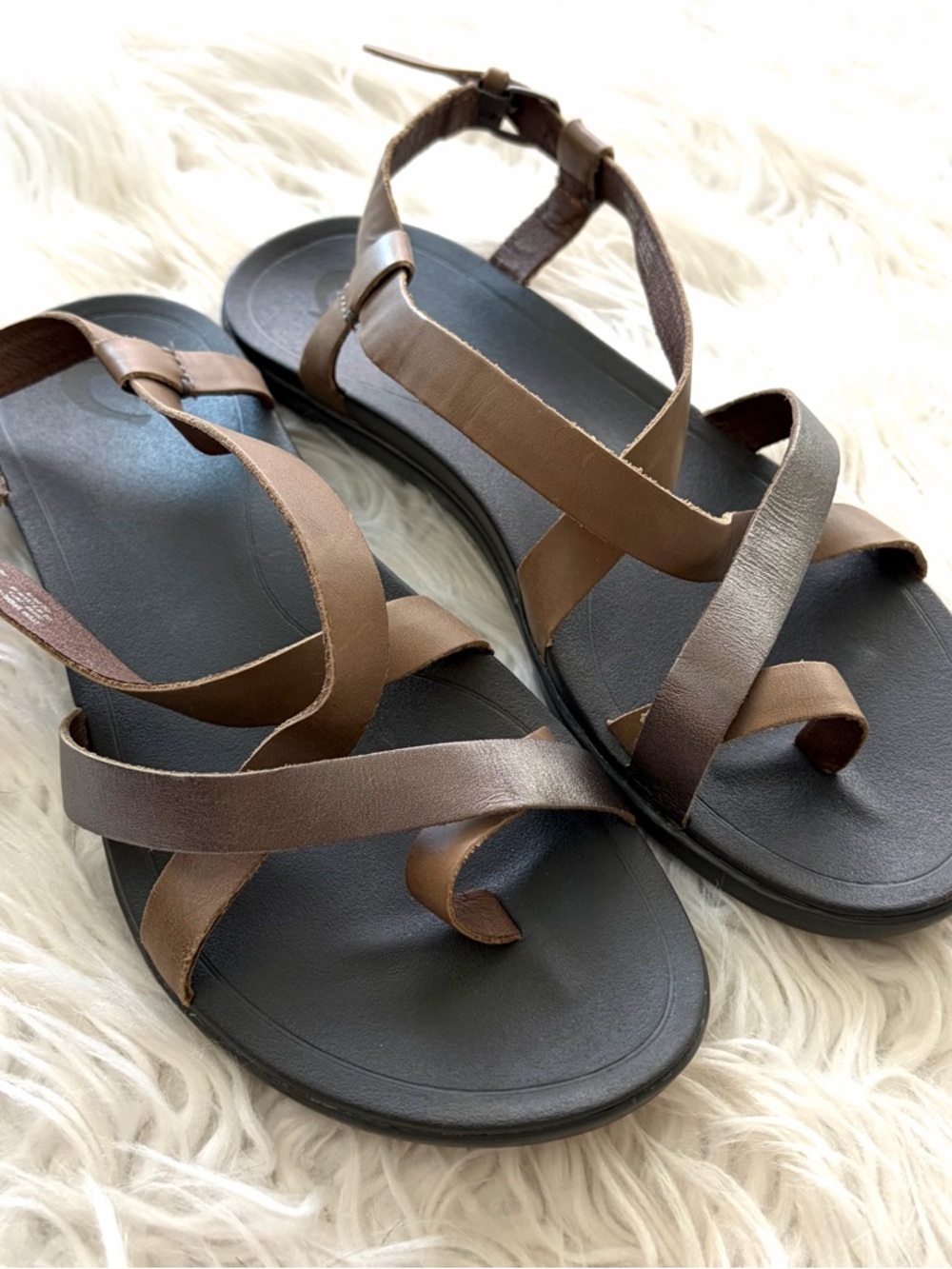 OluKai Metallic Taupe and Silver Cross-Strap Sandals Lightweight Size 9 - Picture 3 of 9